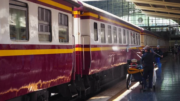 Hua Lamphong Station Train Railroad Tracks Get Washing Cleaning Worker — Stock Photo, Image