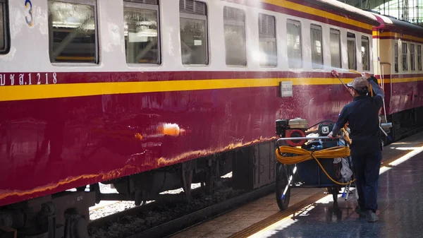 Hua Lamphong Station Train Railroad Tracks Get Washing Cleaning Worker — Stock Photo, Image