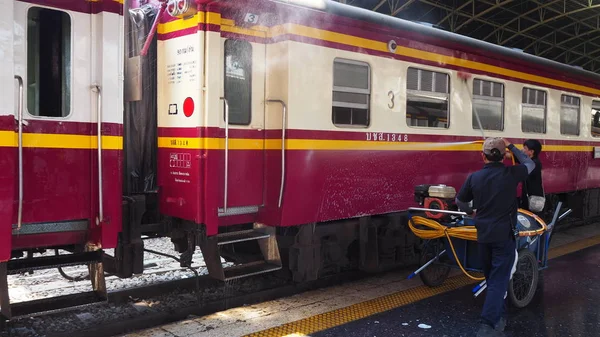 Hua Lamphong Station Train Railroad Tracks Get Washing Cleaning Worker — Stock Photo, Image