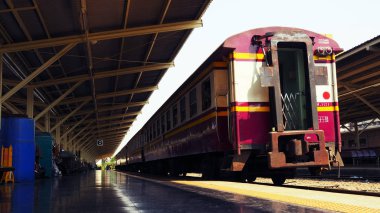 Tren yolu ya da tren rayları. 