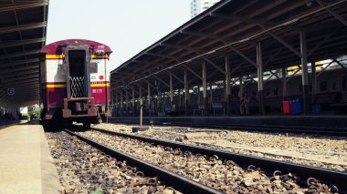 Tren yolu ya da tren rayları. 
