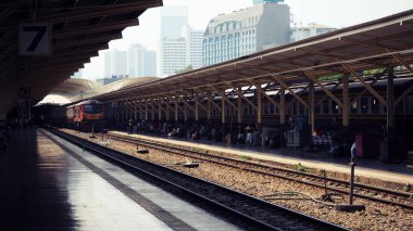Tren yolu ya da tren rayları. 