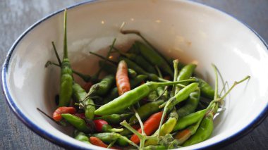 Taze kırmızı ve yeşil biber ve kıyılmış taze kırmızı ve yeşil biber ahşap kesme blok üzerinde. Gine biber; kuş biber; kuş-chil 