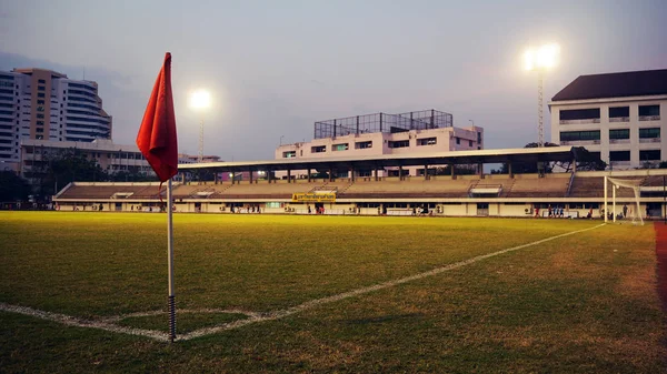 Gece Zaman Futbol Sahasının Üzerinde Stadyumu Spot Işık Kulesi — Stok fotoğraf