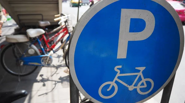 Fahrrad Auf Fahrradparkplatz Unter Überführung Nahe Straße Abgestellt — Stockfoto