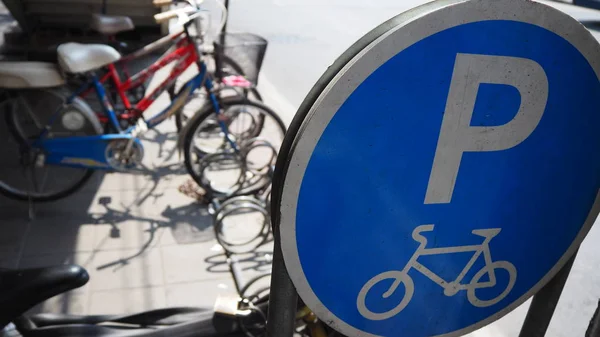 Fahrrad Auf Fahrradparkplatz Unter Überführung Nahe Straße Abgestellt — Stockfoto