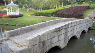 Kaya şehir dışında yapılan nehir üzerinde köprü.