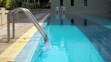 Üst katta havuz. Havuz çevresini temiz, tam yaprakları değildir.