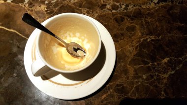Boş kahve fincanı mermer masada içki sonra.