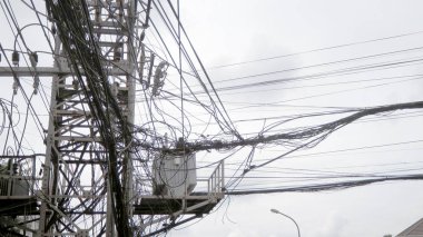 Elektrik direği telleri ile. Yüksek gerilim elektrik direğinden karışık telleri ile.