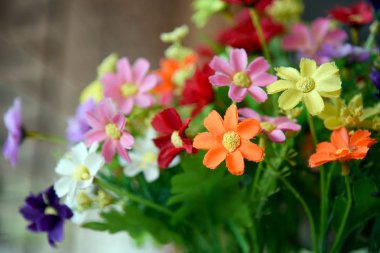 Birçok sahte çiçekler aynı buket vardır. Renk kumaş çiçek tam.