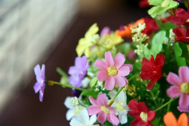 Birçok sahte çiçekler aynı buket vardır. Renk kumaş çiçek tam.