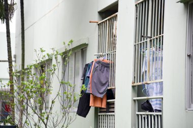 Kurutma giysi ve bebeği güneş balkon Condominium ile. Condominium kurutma.