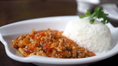 Domates soslu kızarmış domuz. Yumurta bomba, Tayland gıda pişirme.