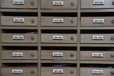 Posta kutularına kınamak. ahşap posta kutusu desen kınamak kilitlenebilir merkezi ile.