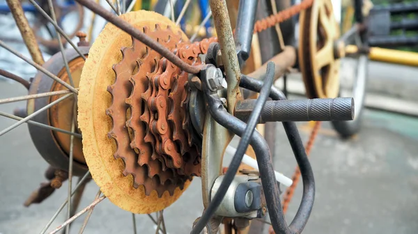 Zbliżenie Części Rowerów Starego Sprzętu Kasety Jest Zardzewiały Wypożyczalnia Sprzętu — Zdjęcie stockowe
