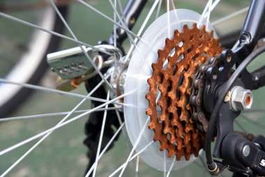 Bisiklet bölümü eski kaset dişli ile yakından paslanmış. Bisiklet Dişli paslı.