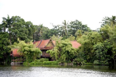 Thai House Tayland Riverside'da bahçesinde. Tay tarzı ev.