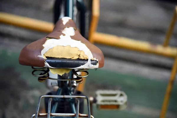 Assento Bicicleta Velho Rasgado Velho Danificado Assento Sela Bicicleta Rasgado — Fotografia de Stock