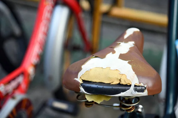 Old Bicycle Seat Torn Old Damage Torn Bicycle Saddle Seat — Stock Photo, Image