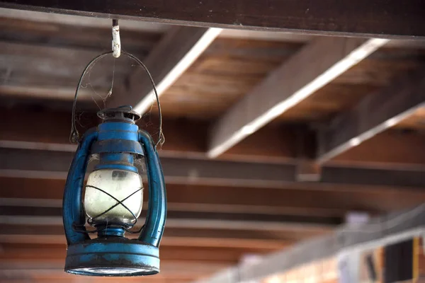 Lampa Naftowa Drewniane Ściany Stare Lampy Pajęczyną — Zdjęcie stockowe