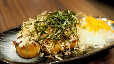 Takoyaki ahtapotu Japon yemeklerini topluyor.