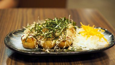 Takoyaki ahtapotu Japon yemeklerini topluyor.