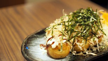 Takoyaki ahtapotu Japon yemeklerini topluyor.