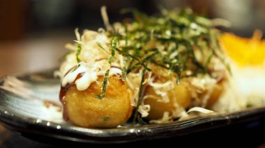 Takoyaki ahtapotu Japon yemeklerini topluyor.