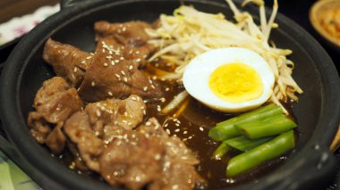 Sıcak pot kızartma ızgara et. sebze ve otlar ile kavrulmuş Barbekü.