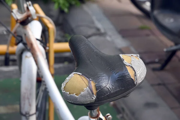 Old Bicycle Seat Torn Old Damage Torn Bicycle Saddle Seat — Stock Photo, Image