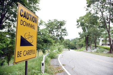 Yokuş aşağı bisiklet işareti. Dikkat yokuş aşağı. Dikkat et.