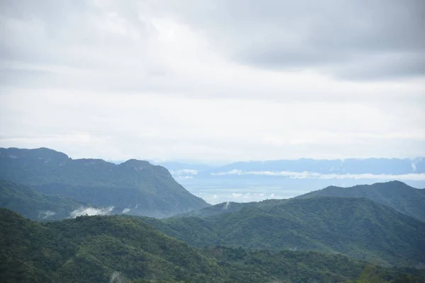 山中早晨雾景的鸟瞰图 山顶的晨景 — 图库照片