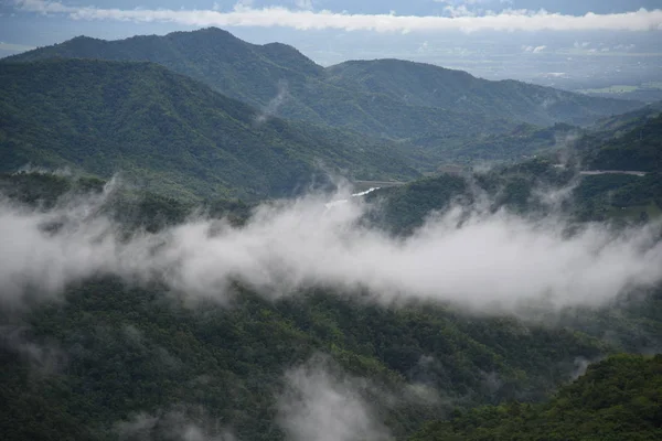 山中早晨雾景的鸟瞰图 山顶的晨景 — 图库照片