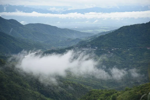 山中早晨雾景的鸟瞰图 山顶的晨景 — 图库照片