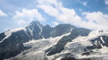 Grossglockner, zaman atlamalı 3798 metre yükseklikte Avusturya en yüksek Dağı ile. Bulutlar hareket üzerinden gölgeler ile dondurulmuş buzul hayat buluyor.. 