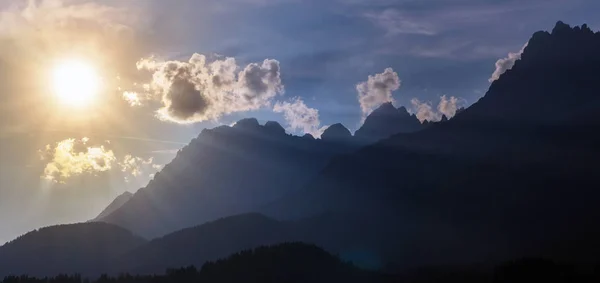 Закат Лучей Силуэтах Уайлдер Кайзер Знаменитый Горный Массив Северной Австрии — стоковое фото
