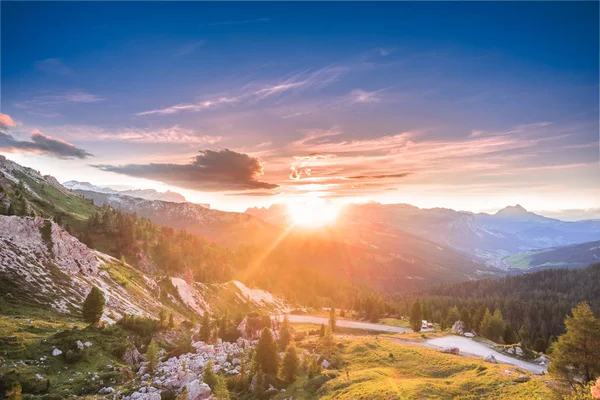 Światło Słoneczne Nad Pues Geisler Nationalpark Grupy Górskiej Widokiem Wysoka — Zdjęcie stockowe
