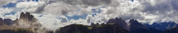 Vista Panorâmica Dos Três Picos Nuvens Escarpadas Destino Caminhada Mais — Fotografia de Stock
