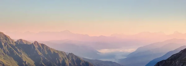 Горная Долина Различных Цветовых Сортах Тонах Вызванных Утренней Дымкой Просматривается — стоковое фото