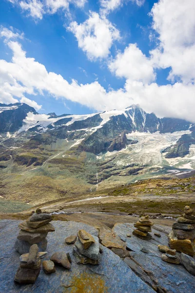 石金字塔在大格洛克纳山山小组前面 Wasserfallwinkel 观看点 显示各种各样的石头颜色和绿岩 Prasinit 它是知名的为 — 图库照片