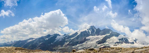 Bred Utsikt Över Grossglockner Bergskedjan Med Parallella Moln Rörelse Visar — Stockfoto