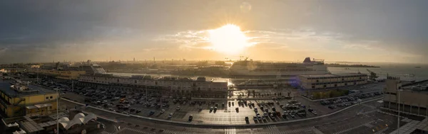 Venezianischer Hafen Mit Ankernden Kreuzfahrtschiffen Stadtbild Morgendlichen Dunst Und Leicht — Stockfoto