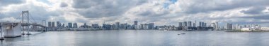 Tokyo liman panorama kargo ve ticari rıhtım ve soldaki Shibaura Side ile.