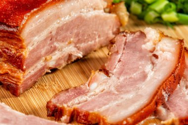 Dilimlenmiş et, ahşap bir masada yatıyor.