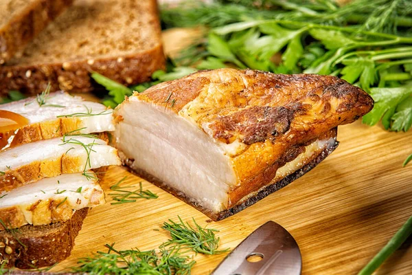 Carne ahumada se encuentra en la mesa con hierbas y salsa — Foto de Stock