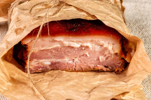 Carne ahumada envuelta en papel de regalo y atada con cordel — Foto de Stock