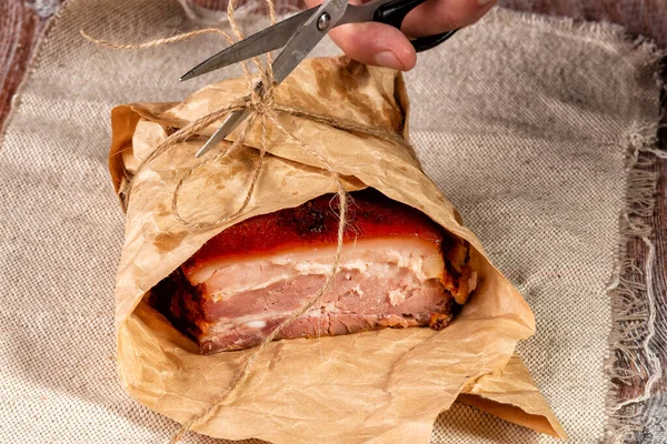 Carne ahumada envuelta en papel de regalo y atada con cordel — Foto de Stock