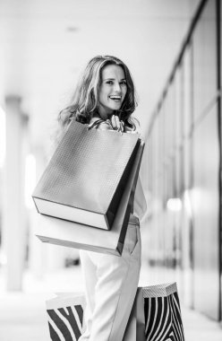 alışveriş torbaları ile mutlu bir genç kadın portresi
