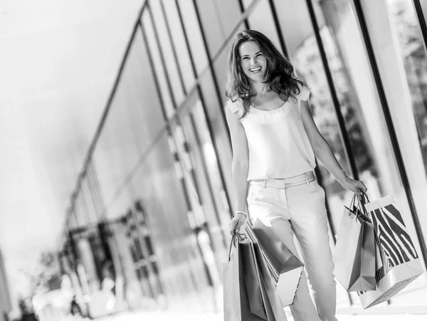 Glad Ung Kvinna Med Påsar Promenader Galleria Gränden — Stockfoto
